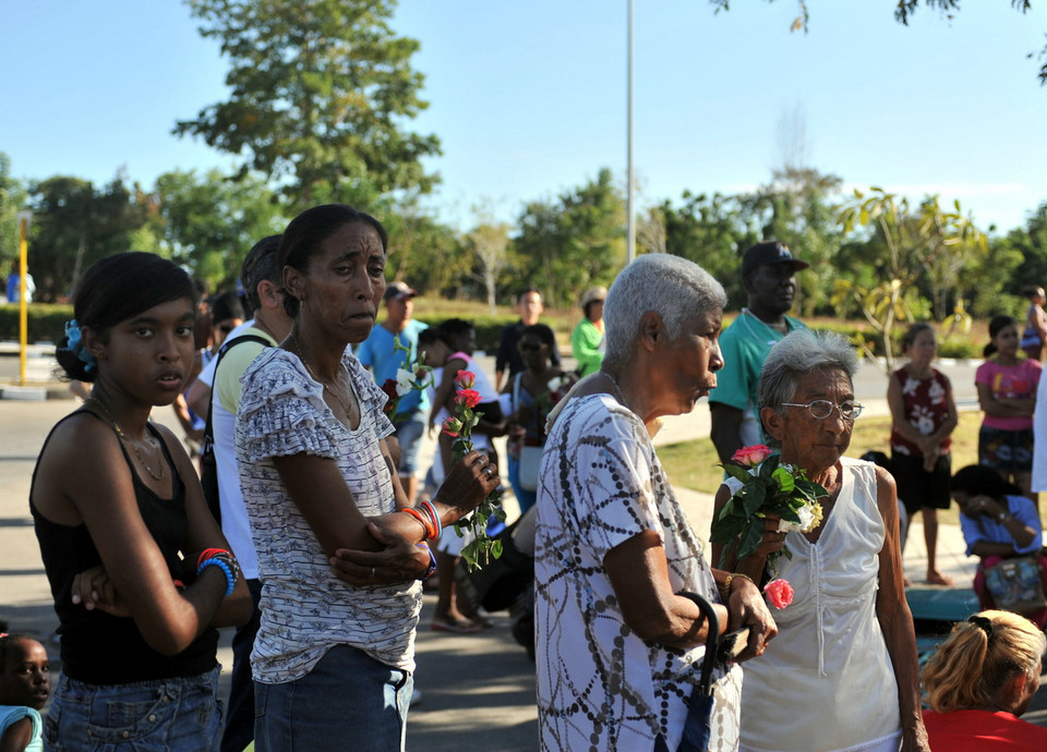 Người dân xếp hàng viếng lãnh tụ Fidel Castro tại nghĩa trang Santa Ifigenia, Santiago. (Ảnh: Vũ Lê Hà/TTXVN) 