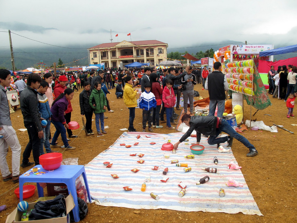 Tràn lan các điểm chơi trúng thưởng “ăn tiền” tại Hội Xuân Bằng Vân (hội Lồng tồng) tổ chức vào ngày 15 tháng Giêng năm Ất Mùi tại Bắc Kạn. Nhưng không có đơn vị chức năng nào đến dẹp bỏ. (Ảnh: Đức Hiếu/TTXVN)