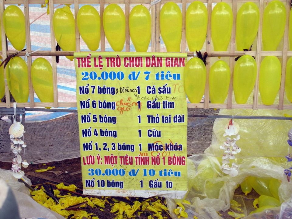 Trong ảnh: Cờ bạc trá hình đội lốt trò chơi dân gian tại Hội Xuân Bằng Vân (hội Lồng tồng) tổ chức vào ngày 15 tháng Giêng năm Ất Mùi tại Bắc Kạn. (Ảnh: Đức Hiếu/TTXVN)