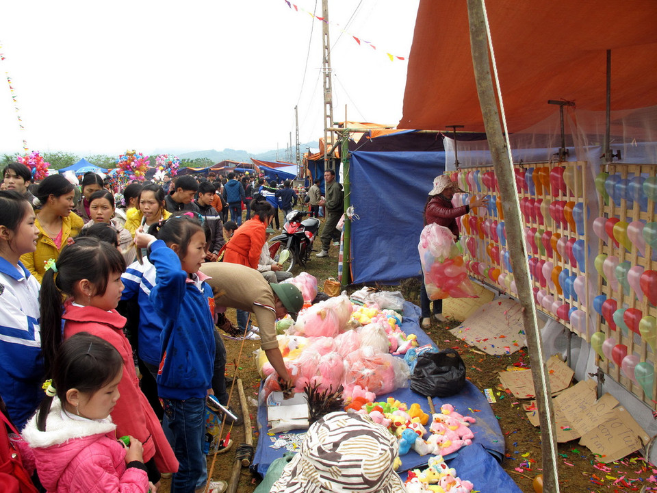 Gian hàng đánh bạc nhưng đội lốt trò chơi tại Lễ hội Đền Trần Thái Bình. (Ảnh: Hoài Lành Tiến/TTXVN)