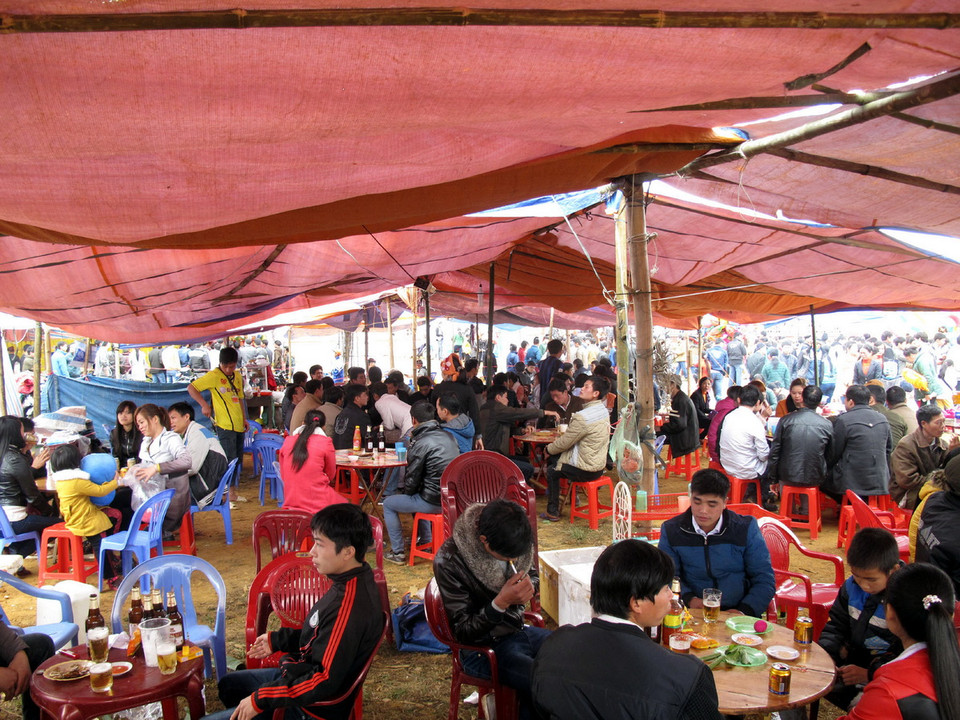 Các hàng quán nhếch nhác mất mỹ quan bủa vây Hội Xuân Bằng Vân (hội Lồng tồng) tổ chức vào ngày 15 tháng Giêng năm Ất Mùi tại Bắc Kạn. (Ảnh: Đức Hiếu/TTXVN)