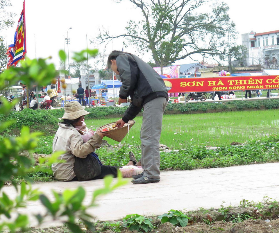 Tình trạng ăn xin vẫn xuất hiện tại Lễ hội Đền Trần Thái Bình. (Ảnh: Hoài Lành Tiến/TTXVN)