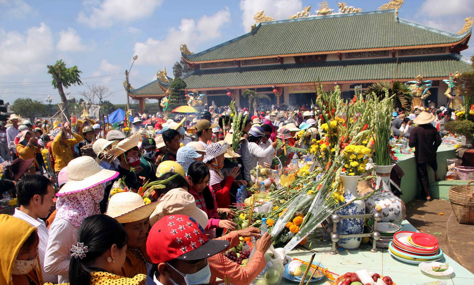 Du khách chen chân đặt lễ vật, thắp hương dưới tượng Phật Bà Nam Hải tại khu Quán Âm Phật Đài, thành phố Bạc Liêu, tỉnh Bạc Liêu. (Ảnh: Thanh Liêm/TTXVN)