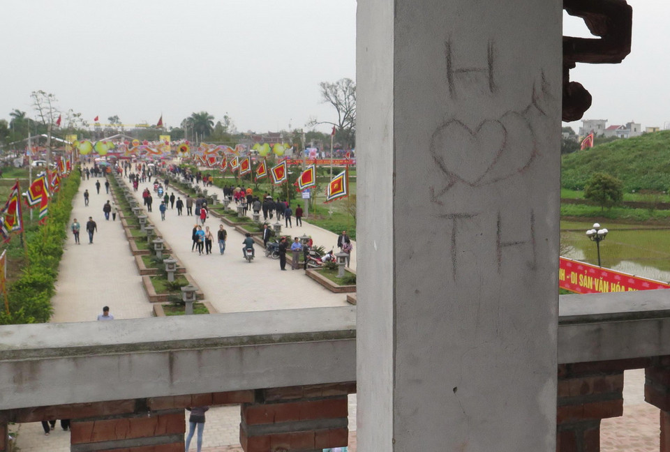 Viết vẽ lên di tích tại Đền Trần Thái Bình. (Ảnh: Hoài Lành Tiến/TTXVN)