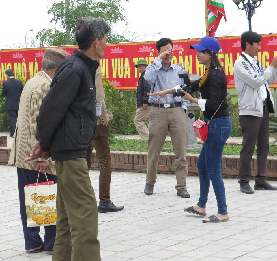 Thợ ảnh chèo kéo khách tại Lễ hội Đền Trần Thái Bình. (Ảnh: Hoài Lành Tiến/TTXVN)