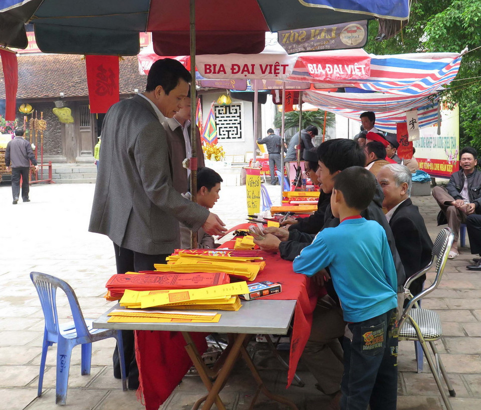 Nhiều bàn viết sớ công khai tại Lễ hội Đền Trần Thái Bình. (Ảnh: Hoài Lành Tiến/TTXVN)