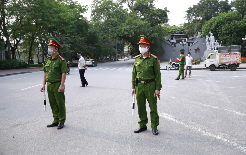 Công an quận Hoàn Kiếm lập chốt xử phạt và tuyên truyền để người dân nghiêm túc chấp hành Chỉ thị 16 của Thủ tướng Chính phủ. (Ảnh: Doãn Tấn/TTXVN)