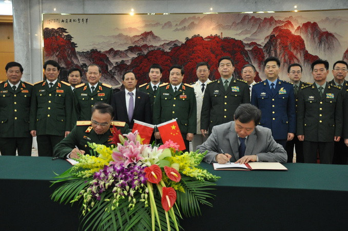 Lễ ký Bản ghi nhớ kỹ thuật điện thoại trực tiếp. (Ảnh: Đức Thu/TTXVN)