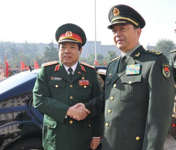 Bộ trưởng Quốc phòng Trung Quốc Thường Vạn Toàn chủ trì Lễ đón Đoàn đại biểu quân sự cấp cao Việt Nam do Bộ trưởng Quốc phòng Phùng Quang Thanh dẫn đầu. (Ảnh: Yến Thu/TTXVN)