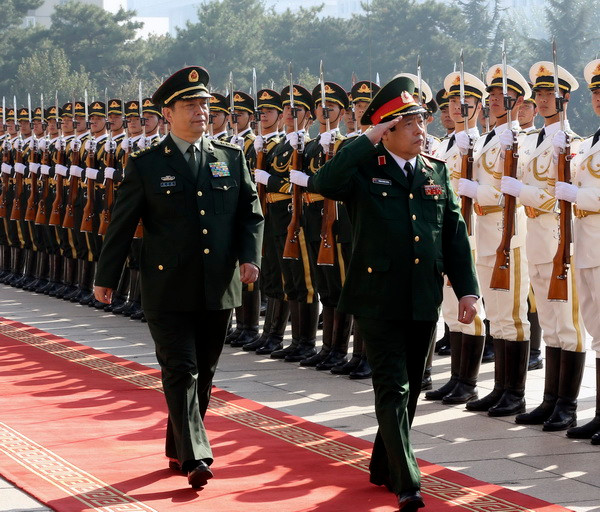 Bộ trưởng Quốc phòng Trung Quốc Thường Vạn Toàn (trái) và Bộ trưởng Quốc phòng Việt Nam Phùng Quang Thanh (phải) duyệt đội danh dự tại lễ đón ở Bắc Kinh. (Nguồn: THX/TTXVN)