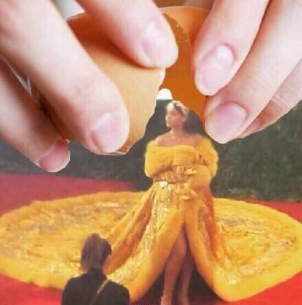 Chiếc váy mang tên 'Vàng rực' là sản phẩm của nhà thiết kế người Trung Quốc Guo Pei. Guo Pei phải mất mất 5.000 giờ để hoàn thành bộ trang phục. (Nguồn: CCTVNews)