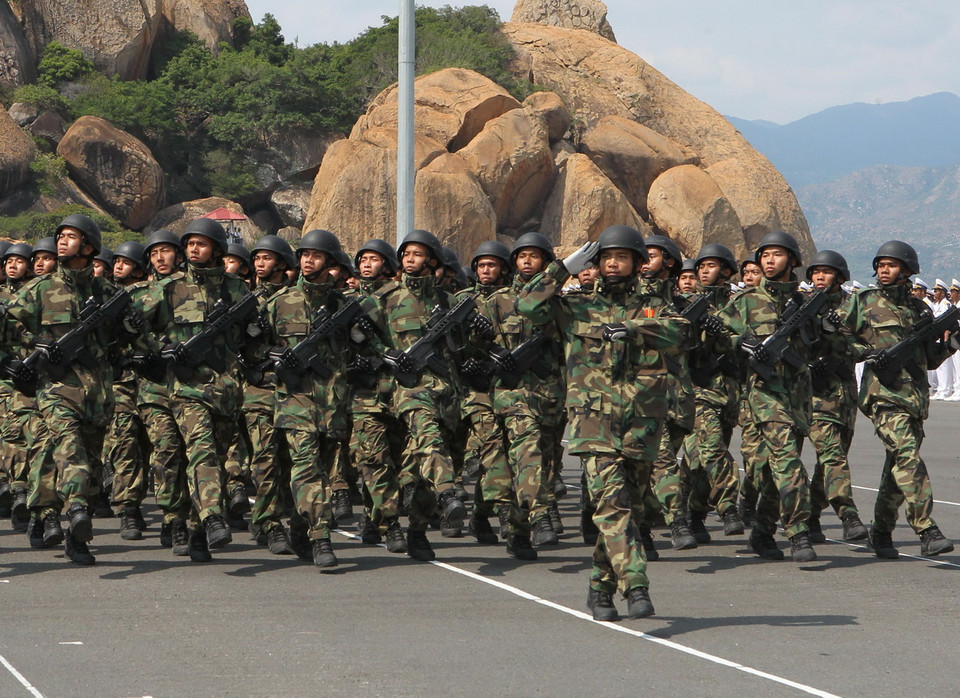 Cán bộ, chiến sỹ hải quân đánh bộ trong ngày đón nhận danh hiệu Anh hùng lực lượng vũ trang nhân dân tại Quân cảng Cam Ranh. (Ảnh: Nguyễn Khang/TTXVN) 