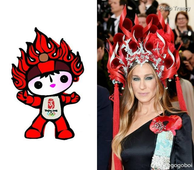 Không chỉ có Rihanna, cư dân mạng còn bị 'ám ảnh' bởi chiếc mũ hình ngọn lửa của Sarah Jessica Parker, được nhà tạo mẫu mũ người Anh Phillip Treacy thiết kế, khi được so sánh với linh vật Huanhuan của Olympic Bắc Kinh 2008. (Nguồn: CCTVNews)
