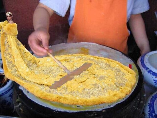 Hình ảnh về chiếc váy được 'chế' với hình ảnh chiếc bánh tráng và bánh pizza. (Nguồn: CCTVNews)