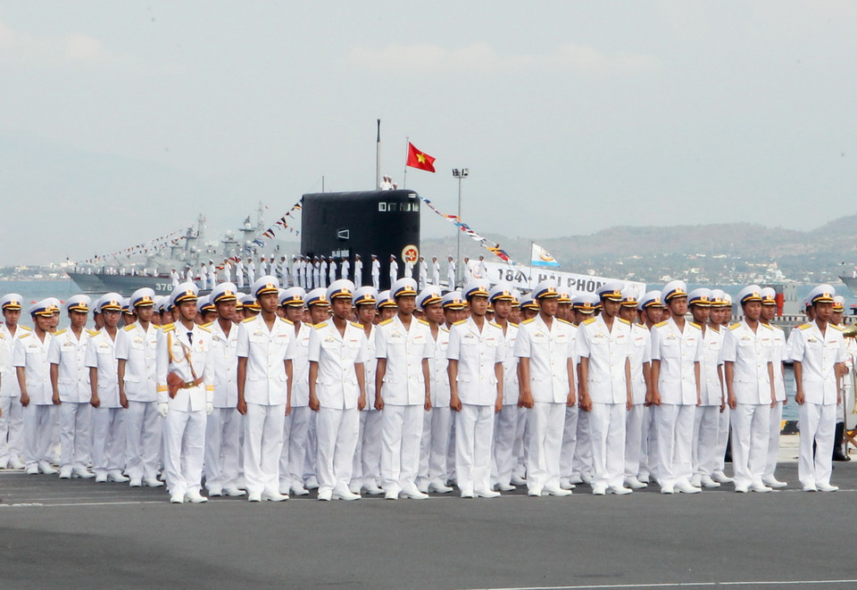 Cán bộ, chiến sỹ Lữ đoàn 189 tàu ngầm trong ngày đón nhận danh hiệu Anh hùng lực lượng vũ trang Nhân dân tại Quân cảng Cam Ranh. (Ảnh: Nguyễn Khang/TTXVN)