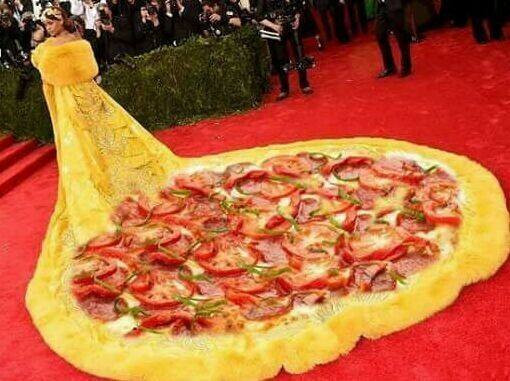 Cư dân mạng đang xôn xao khi thấy nhiều điểm tương đồng giữa chiếc váy màu vàng mà ca sỹ người Mỹ Rihanna mặc với món bánh tráng truyền thống miền Bắc Trung Quốc. (Nguồn: CCTVNews)