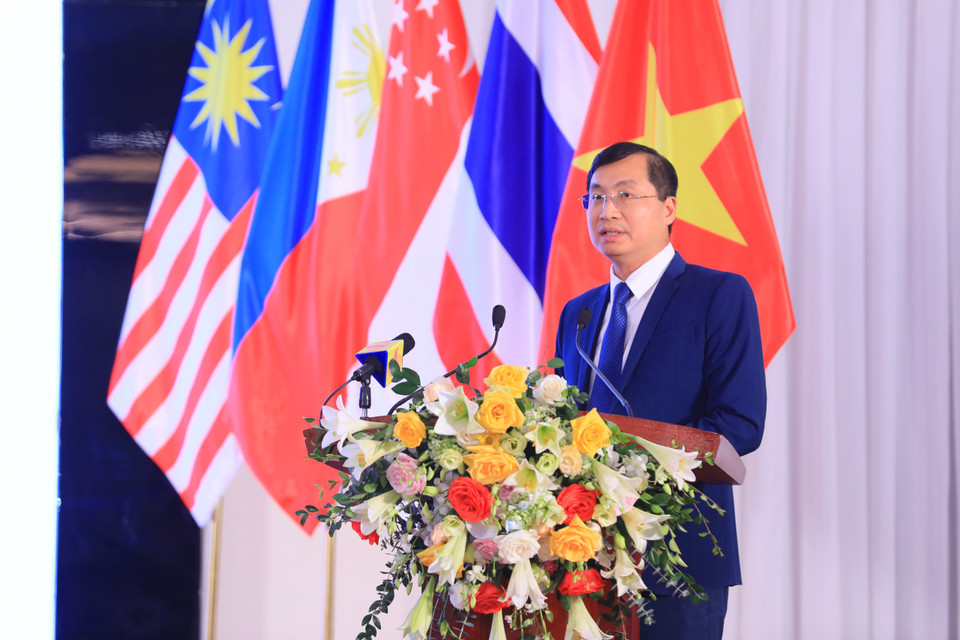 Tổng Biên tập Báo Điện tử VietnamPlus (TTXVN) Trần Tiến Duẩn tham luận “Quản trị tòa soạn số - Kinh nghiệm, thực tiễn, giải pháp”. (Ảnh: TTXVN)