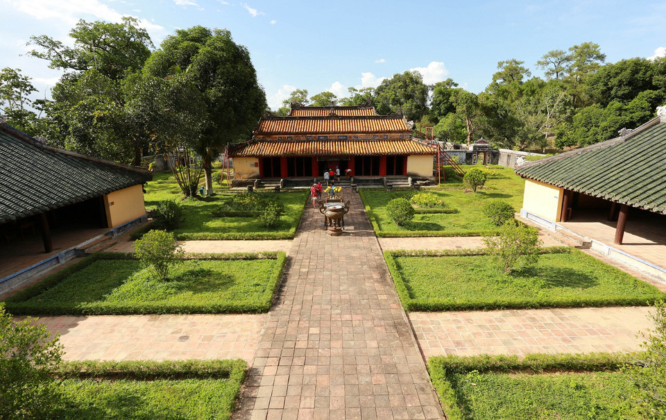 Chính điện thờ Vua Gia Long. (Ảnh: Hồ Cầu/TTXVN)