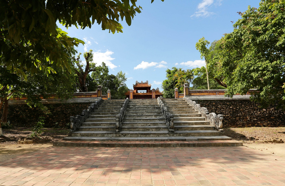 Điện Minh Thành trước điện thờ trong lăng Vua Gia Long. (Ảnh: Hồ Cầu/TTXVN)