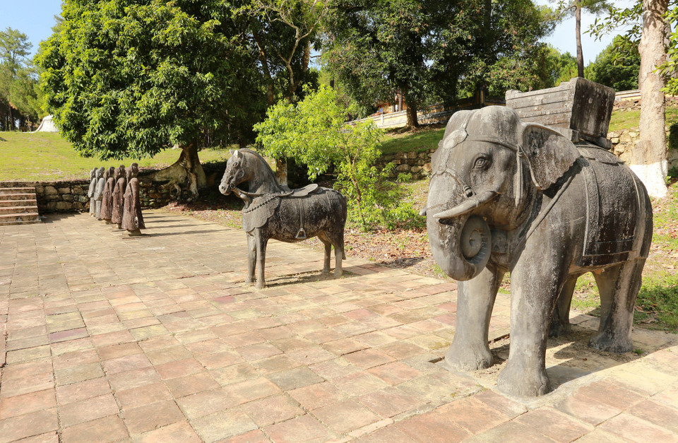 Lăng Gia Long bắt đầu xây dựng từ năm 1814 và hoàn tất năm 1820, là một quần thể nhiều lăng tẩm trong hoàng quyến. Toàn bộ khu lăng này là một quần sơn với 42 đồi, núi lớn nhỏ, trong đó có Đại Thiên Thọ là ngọn núi lớn nhất được chọn làm tiền án của lăng và là tên gọi của cả quần sơn này. (Ảnh: Hồ Cầu/TTXVN) 