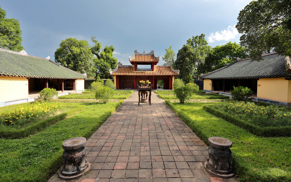 Điện Minh Thành nhìn từ hướng điện thờ vua Gia Long. (Ảnh: Hồ Cầu/TTXVN)