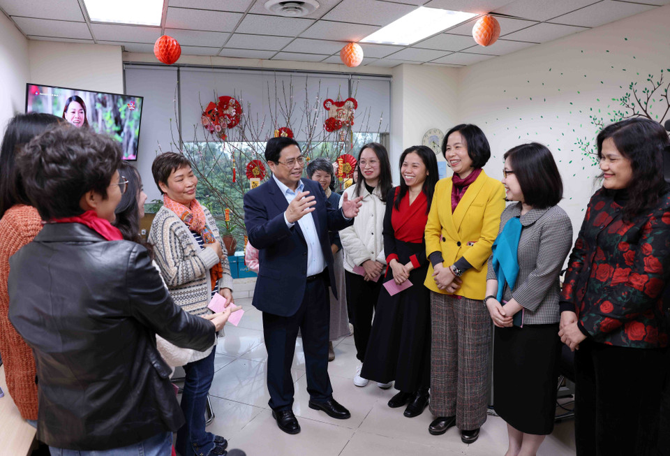 Thủ tướng Phạm Minh Chính động viên chúc mừng năm mới phóng viên, biên tập viên Ban Biên tập Tin Thế giới. (Ảnh: Huy Hùng/TTXVN)