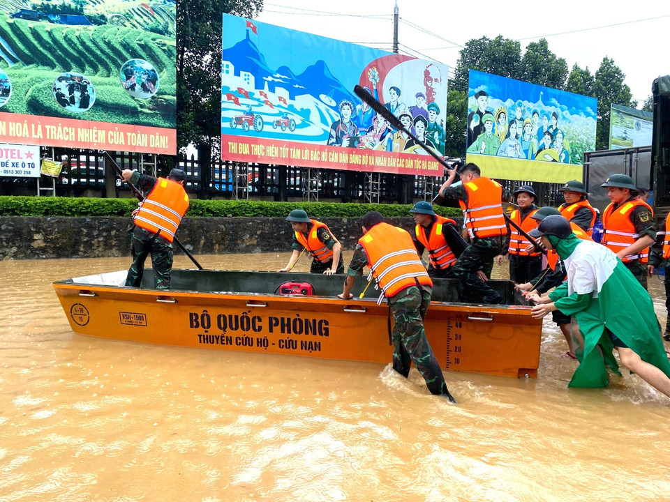 Hàng trăm cán bộ, chiến sỹ được huy động để giúp dân khắc phục hậu quả mưa lũ tại Hà Giang. (Ảnh: Quốc Hoàn/TTXVN phát)