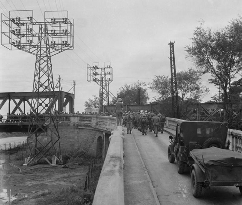Những người lính Pháp cuối cùng rút qua cầu Long Biên để xuống Hải Phòng, chiều 9/10/1954. (Ảnh: Tư liệu TTXVN)