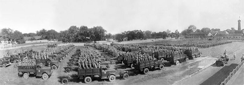 Các đơn vị thuộc Đại đoàn 308 tiếp quản Hà Nội tiến hành nghi lễ chào cờ đầu tiên trong Ngày giải phóng Thủ đô, diễn ra tại sân Cột Cờ (nay là Đoan Môn-Hoàng thành Thăng Long) vào lúc 15h ngày 10/10/1954. (Ảnh: Tư liệu TTXVN)