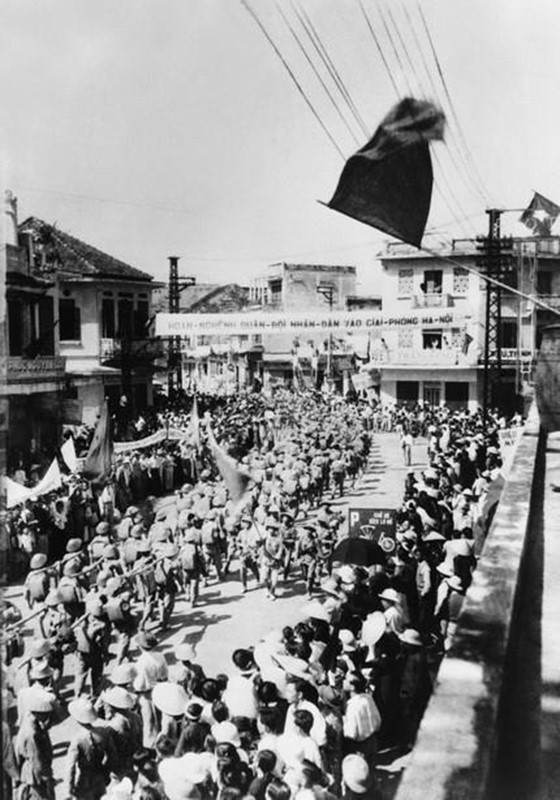 Các đơn vị bộ binh tiến qua phố Hàng Gai vào tiếp quản Thủ đô, sáng 10/10/1954. (Ảnh: Tư liệu TTXVN)