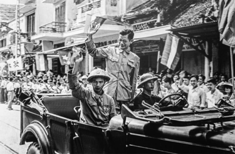 Phó Chủ tịch Ủy ban Quân chính Hà Nội Trần Duy Hưng từ Việt Bắc về tiếp quản Thủ đô năm 1954. Ảnh: Tư liệu TTXVN