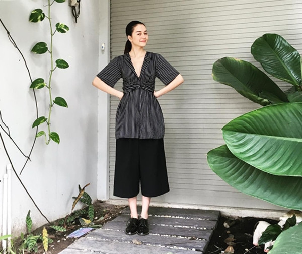 Thiều Bảo Trang còn linh hoạt biến hóa với cả trang phục có sắc đen mang phong cách tối giản. Cô kết hợp áo kẻ tăm cùng quần culottes, nhấn nhá bằng đôi giày brogue (giày da buộc dây) cá tính.