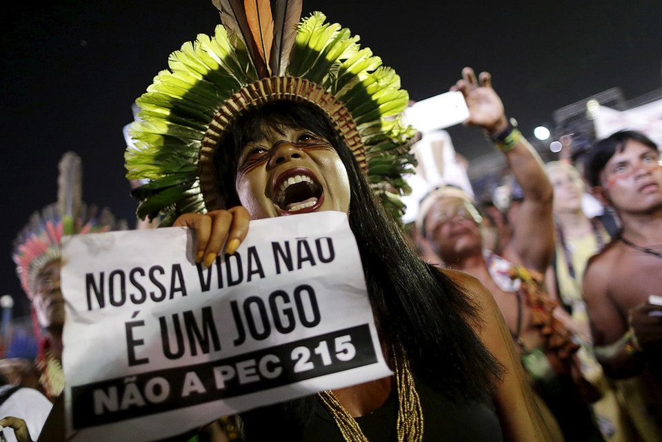 Một người tham gia biểu tình nói: ‘Cuộc đời chúng tôi không phải trò chơi.’ (Nguồn: ibtimes.co.uk)