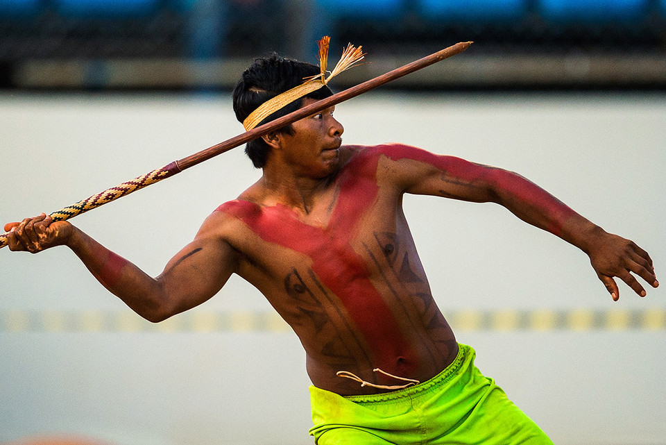 Vận động viên của bộ lạc Kanela, cư trú ở Đông Bắc Brazil tham gia phần thi ném lao. (Nguồn: ibtimes.co.uk)