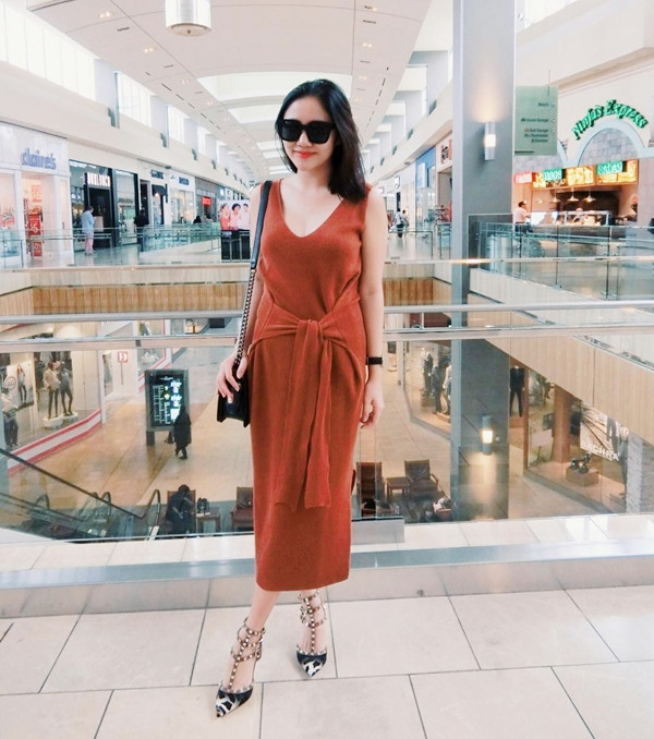 Văn Mai Hương khoe street style nữ tính trong chuyến du lịch nước ngoài. Cô diện đầm gam màu nâu lông lạc đà có chi tiết đai buộc hông lạ mắt. Giày cao gót nạm đinh của Valentino giúp nữ ca sỹ 21 tuổi thêm phần duyên dáng, sành điệu.