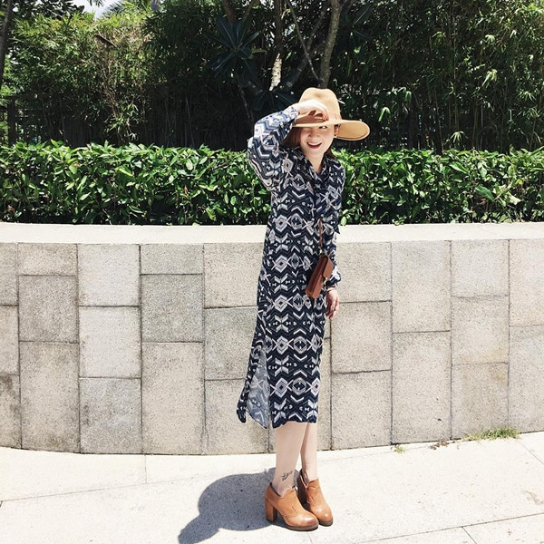 Là fashionista có gu thời trang nổi bật, Yến Nhi kết hợp ấn tượng đầm sơmi in họa tiết cùng loạt phụ kiện mang sắc camel nền nã, khoe vẻ rạng rỡ trên phố trong ngày đẹp trời mùa Thu.