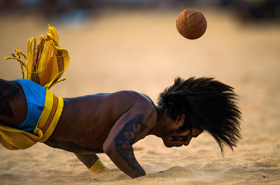 Một thành viên của bộ lạc Paresi, miền Tây Brazil cố đánh đầu quả bóng trong phần thi Jikunahati, một dạng đá bóng nhưng các vận động viên chỉ được dùng đầu. (Nguồn: ibtimes.co.uk)