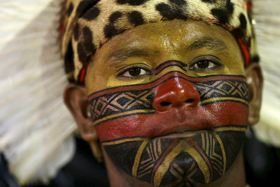 Một chàng trai Pataxo ở bang Bahia, Đông Bắc Brazil đang theo dõi cuộc thi. (Nguồn: ibtimes.co.uk)