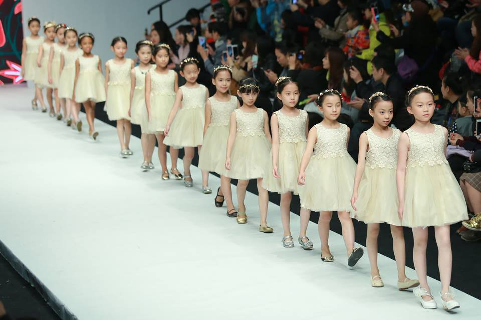 Những gương mặt nhỏ dường như đang trở thành xu hướng khi liên tục xuất hiện trên các sàn diễn thời trang. Một nhóm người mẫu nhí khác đã tiếp tục tham gia vào buổi trình diễn thời trang bố mẹ và bé của U-jar diễn ra vào ngày 30/10. (Nguồn: CCTVNews)