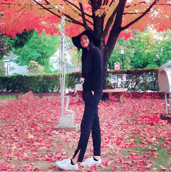 Tuyết Lan thả dáng giữa mùa lá rụng ở Mỹ. Chân dài khoe style khá 'ngầu' trong bộ cánh đen tuyền và giày sneakers trắng. Mũ vành tròn là phụ kiện độc đáo tôn nét mạnh mẽ, phóng khoáng. Đặc biệt, cô sẽ xuất hiện trên Tạp chí Đẹp số 202 phát hành tháng 11 sắp tới.