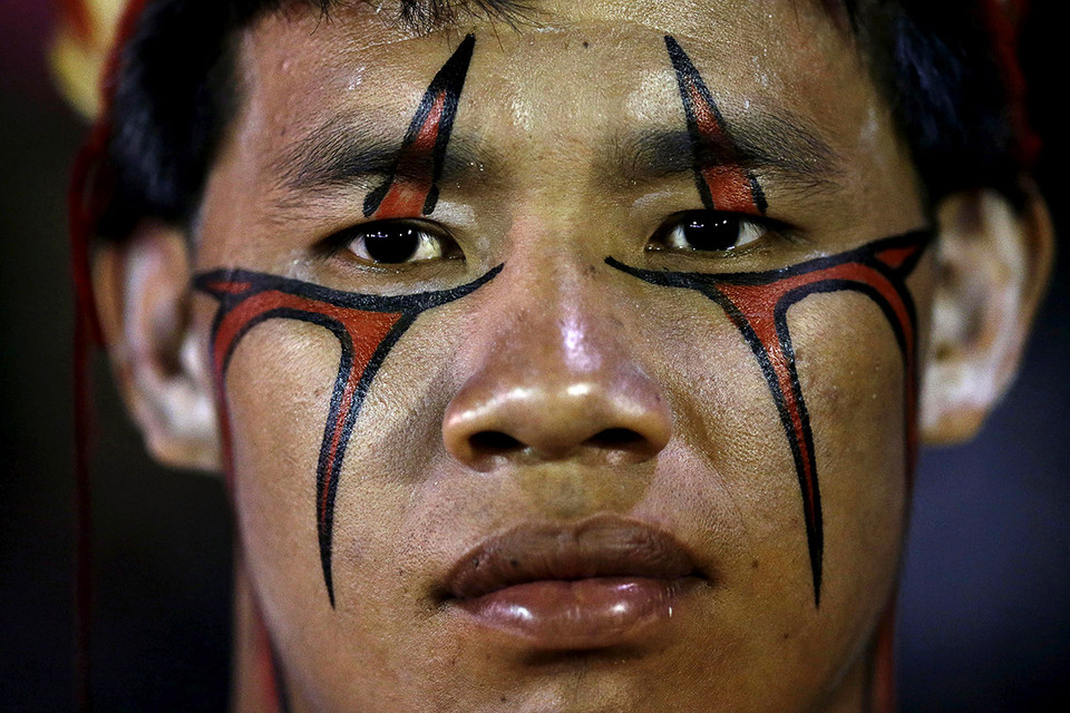 Chàng trai của bộ lạc Kuikuro, bang Matto Grosso của Brazil theo dõi phần chạy tiếp sức mang cây. (Nguồn: ibtimes.co.uk)