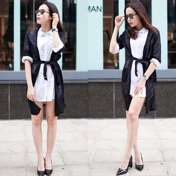 Lưu Hương Giang diện sơ mi trắng dáng dài theo công thức 'giấu quần,' khoe chân thon gợi cảm. Bà xã của nhạc sỹ Hồ Hoài Anh còn mix áo cardigan bên ngoài và dùng thắt lưng làm điểm nhấn eo.