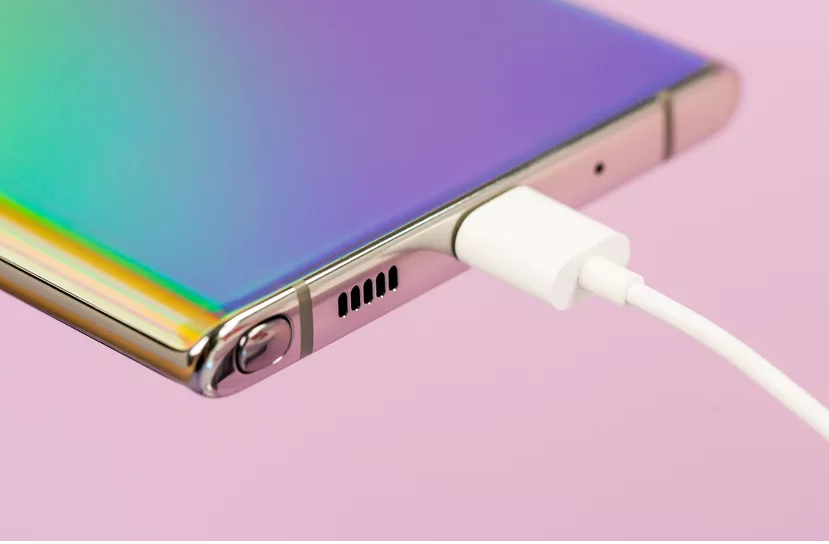 Samsung đã loại bỏ hoàn toàn giắc cắm tai nghe trên cả hai điện thoại. Bạn sẽ cần sử dụng cổng USB-C nếu bạn muốn sử dụng tai nghe có dây.