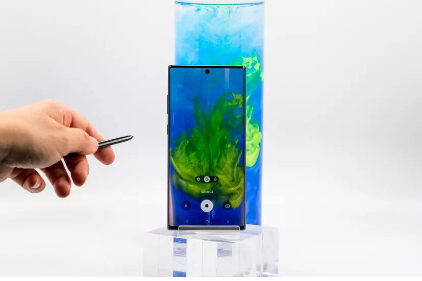 Bút S Pen cũng có khả năng cử chỉ, do đó bạn có thể di chuyển qua các chế độ máy ảnh từ xa, phát một bản nhạc hoặc điều khiển bản trình bày Power Point.