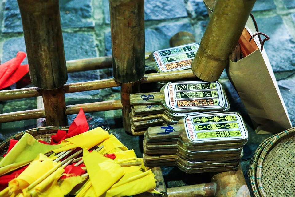 Những thẻ bài được phát cho người chơi để so sánh với thẻ bài được hô hát. (Ảnh: Trọng Đạt/TTXVN)