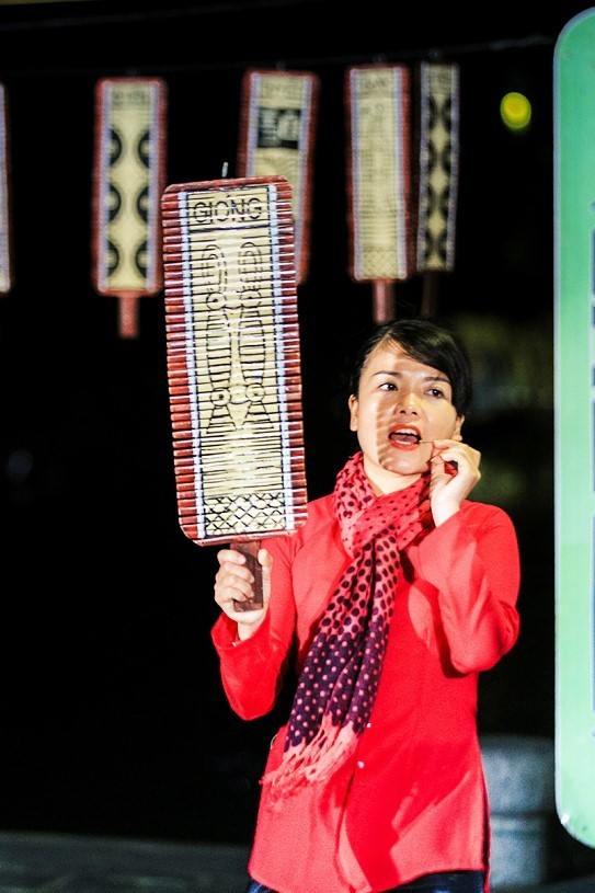 Người hướng dẫn thẻ mẫu sẽ lấy thẻ mẫu khớp với con bài mà “anh hiệu, chị hiệu” rút ra hô hát cho người chơi so sánh với con bài mình được phát. (Ảnh: Trọng Đạt/TTXVN)