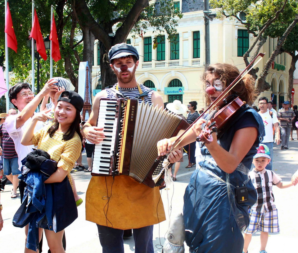 Các nghệ sỹ Pháp biểu diễn hề, xiếc đương đại. (Ảnh: Thanh Tùng/TTXVN)