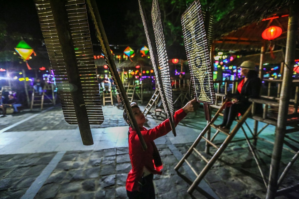 Thẻ mẫu to treo trên sân khấu chính sẽ được lấy xuống khi hợp với con bài mà “anh hiệu, chị hiệu” rút ra hô hát cho người chơi so sánh với con bài mình được phát. (Ảnh: Trọng Đạt/TTXVN)