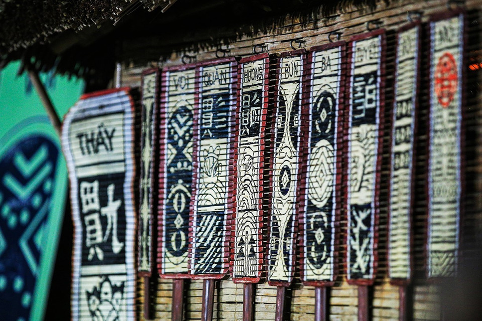 Thẻ mẫu to treo trên sân khấu sẽ được lấy hớp với con bài mà “anh hiệu, chị hiệu” rút ra hô hát cho người chơi so sánh với con bài mình được phát. (Ảnh: Trọng Đạt/TTXVN)