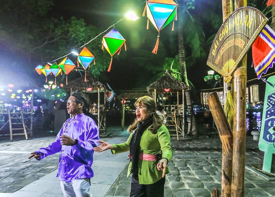 “Anh hiệu” Nguyễn Đáng “chị hiệu”, Phan Thị Hoa là linh hồn của một buổi biểu diễn bài Chòi ở phố cổ Hội An. (Ảnh: Trọng Đạt/TTXVN)